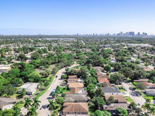 Продажа дома по адресу 2860 NW 8th Place - фото 6742738