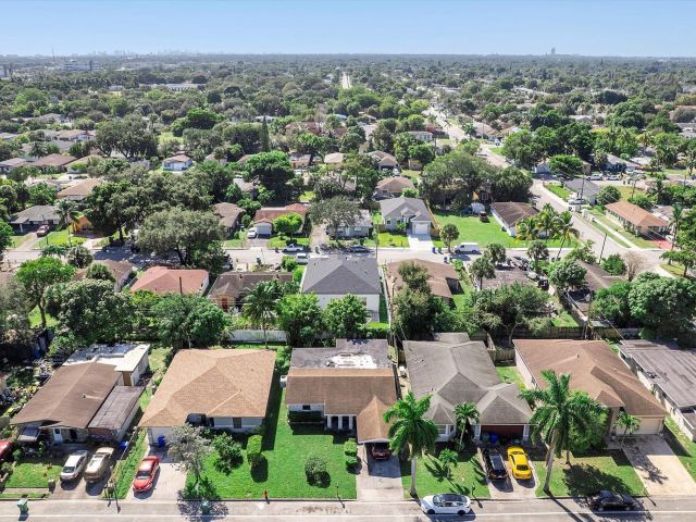 Продажа дома по адресу 2860 NW 8th Place - фото 6742742