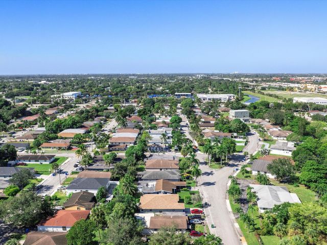 Продажа дома по адресу 2860 NW 8th Place - фото 6742753