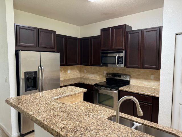 Дом в аренду по адресу 9333 Silent Oak Circle - фото 6742758