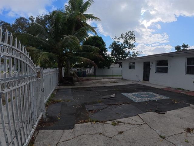 Дом в аренду по адресу 15812 NW 39th Ct 15812 - фото 7448942