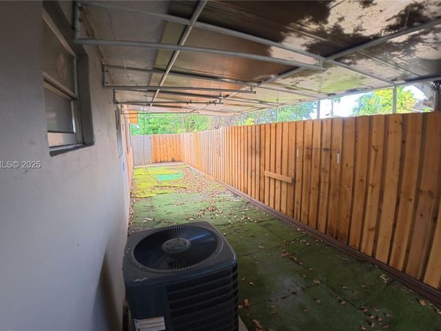 Дом в аренду по адресу 15812 NW 39th Ct 15812 - фото 7448949