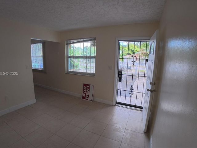 Дом в аренду по адресу 15812 NW 39th Ct 15812 - фото 7448955