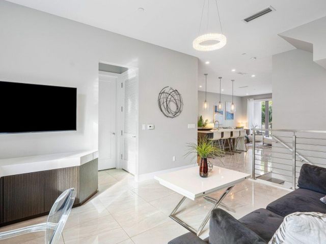 Дом в аренду по адресу 1841 NW 42nd Drive - фото 6748680