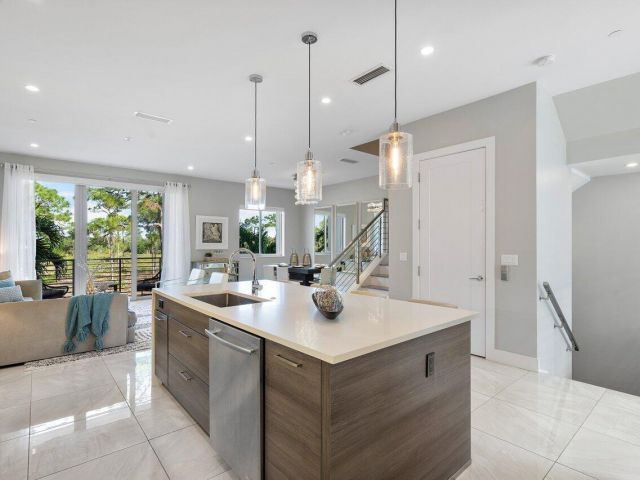 Дом в аренду по адресу 1841 NW 42nd Drive - фото 6748687