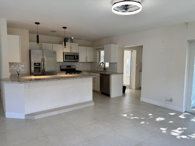 Дом в аренду по адресу 376 SW 2nd Street - фото 6830178