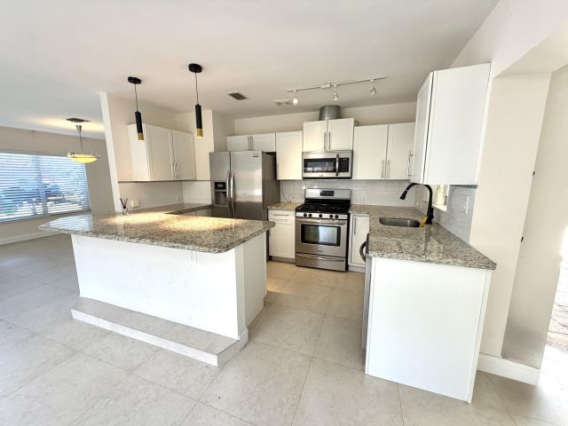 Дом в аренду по адресу 376 SW 2nd Street - фото 6830181