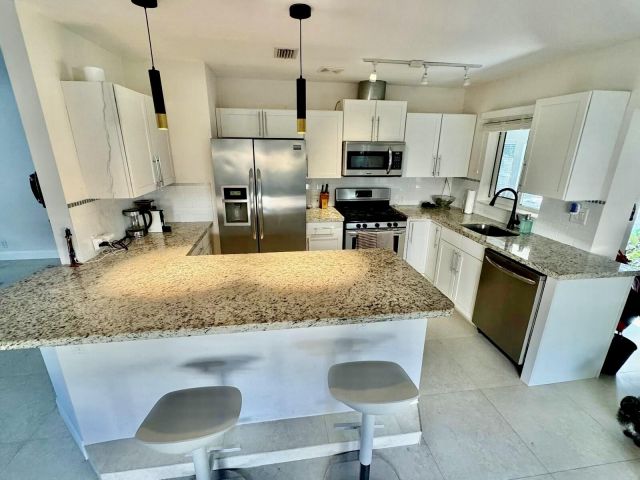 Дом в аренду по адресу 376 SW 2nd Street - фото 6830182