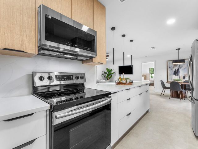 Продажа дома по адресу 608 SE 2nd Avenue - фото 6764751