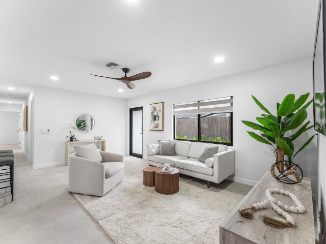 Продажа дома по адресу 608 SE 2nd Avenue - фото 6764763