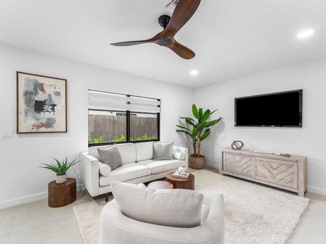 Продажа дома по адресу 608 SE 2nd Avenue - фото 6764764