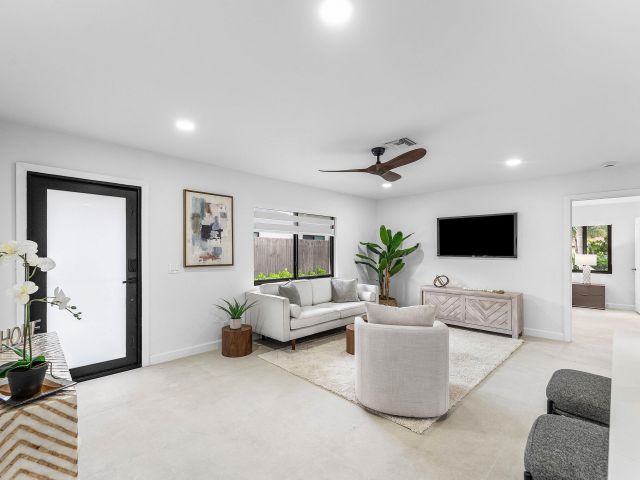 Продажа дома по адресу 608 SE 2nd Avenue - фото 6764765