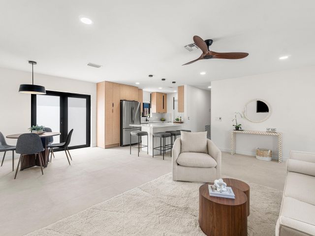 Продажа дома по адресу 608 SE 2nd Avenue - фото 6764766