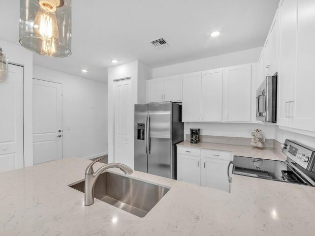 Дом в аренду по адресу 14517 Three Ponds Trail - фото 6765016