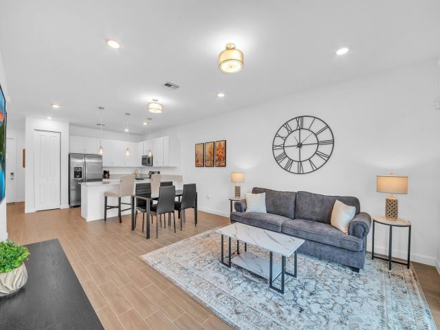 Дом в аренду по адресу 14517 Three Ponds Trail - фото 6765017