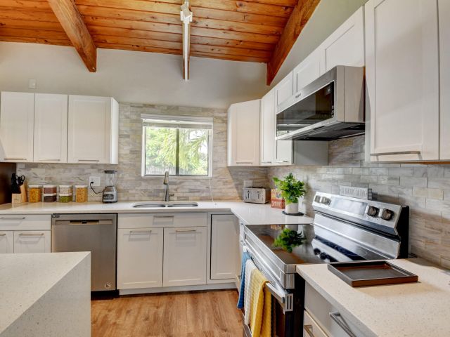 Продажа дома по адресу 2482 Sundy Avenue - фото 6770329