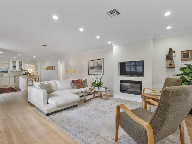 Продажа дома по адресу 111 NE 17th Avenue - фото 6765793