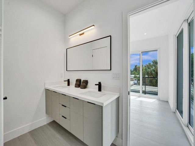 Дом в аренду по адресу 1226 NE 15th Avenue - фото 6747819