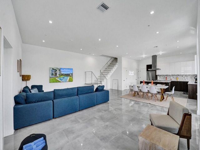 Дом в аренду по адресу 1226 NE 15th Avenue - фото 6747824