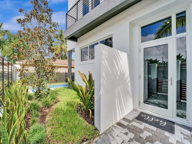 Дом в аренду по адресу 1226 NE 15th Avenue - фото 6747832