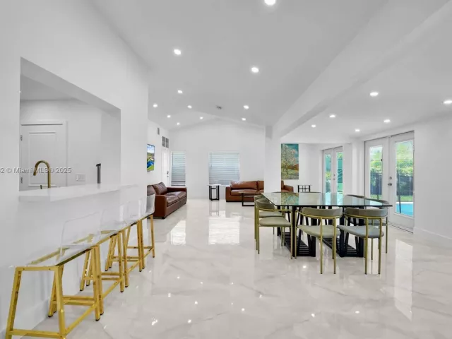 Дом в аренду по адресу 18280 NE 8th Ave . - фото 7446825