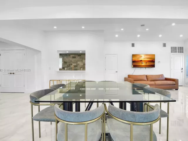 Дом в аренду по адресу 18280 NE 8th Ave . - фото 7446827