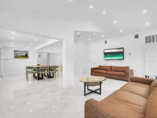 Дом в аренду по адресу 18280 NE 8th Ave . - фото 7446831