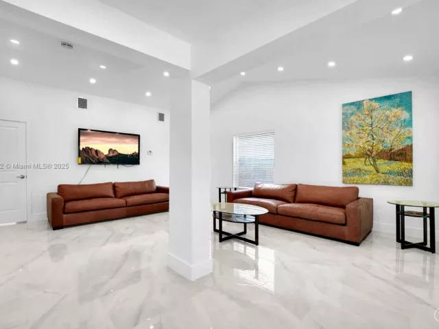 Дом в аренду по адресу 18280 NE 8th Ave . - фото 7446832