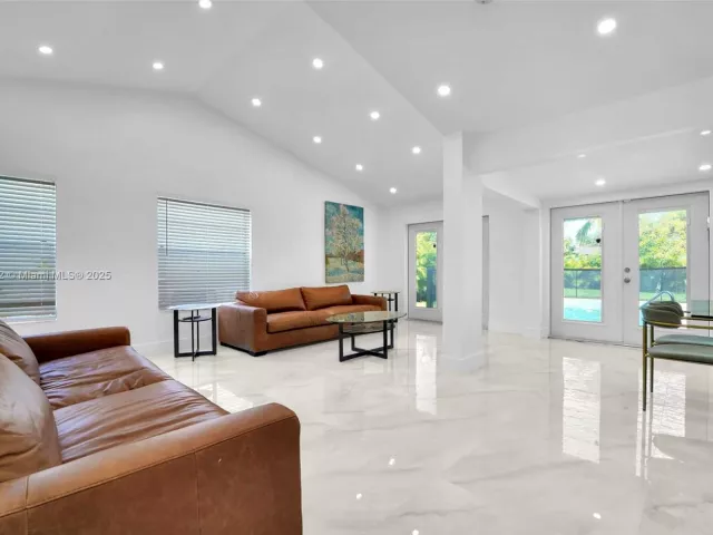 Дом в аренду по адресу 18280 NE 8th Ave . - фото 7446833