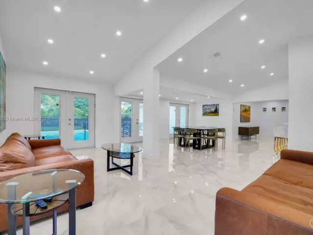 Дом в аренду по адресу 18280 NE 8th Ave . - фото 7446834