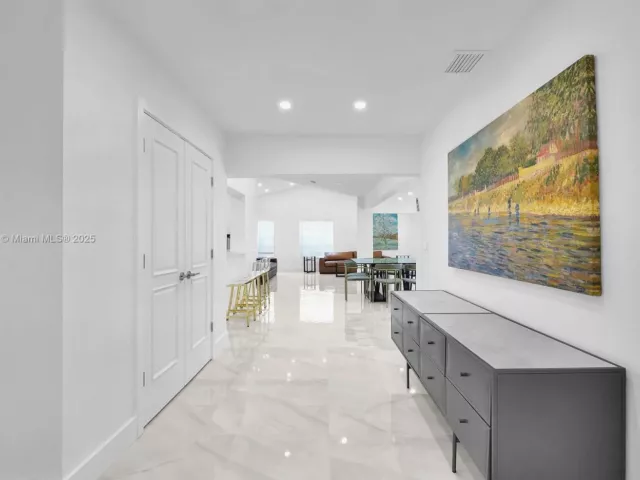 Дом в аренду по адресу 18280 NE 8th Ave . - фото 7446817