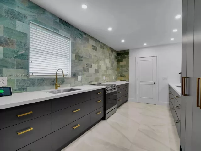 Дом в аренду по адресу 18280 NE 8th Ave . - фото 7446818