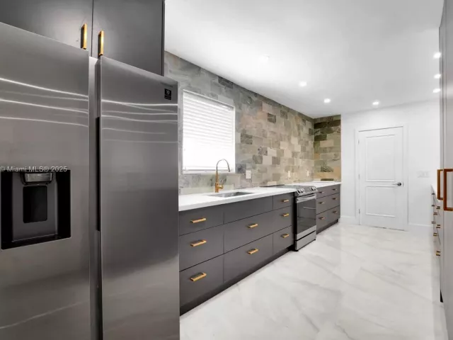 Дом в аренду по адресу 18280 NE 8th Ave . - фото 7446819