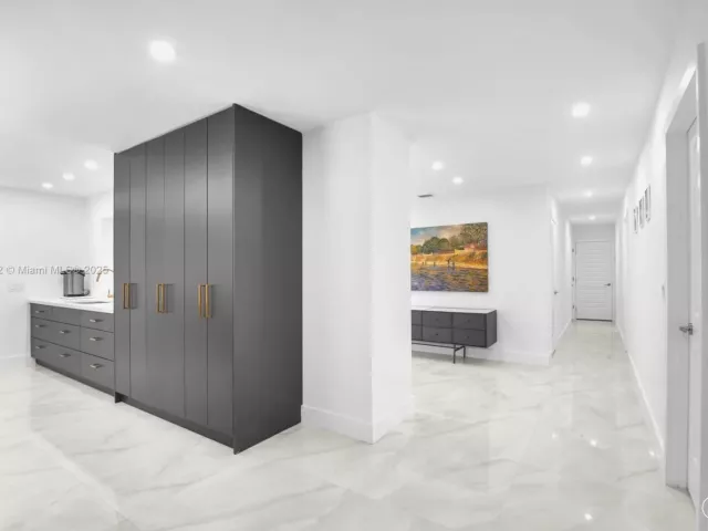 Дом в аренду по адресу 18280 NE 8th Ave . - фото 7446820