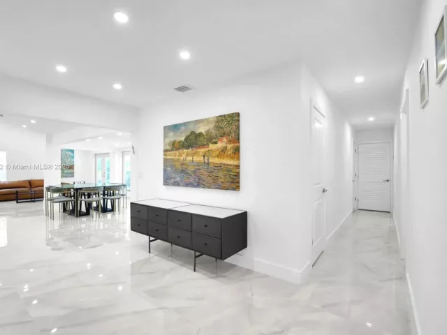 Дом в аренду по адресу 18280 NE 8th Ave . - фото 7446822