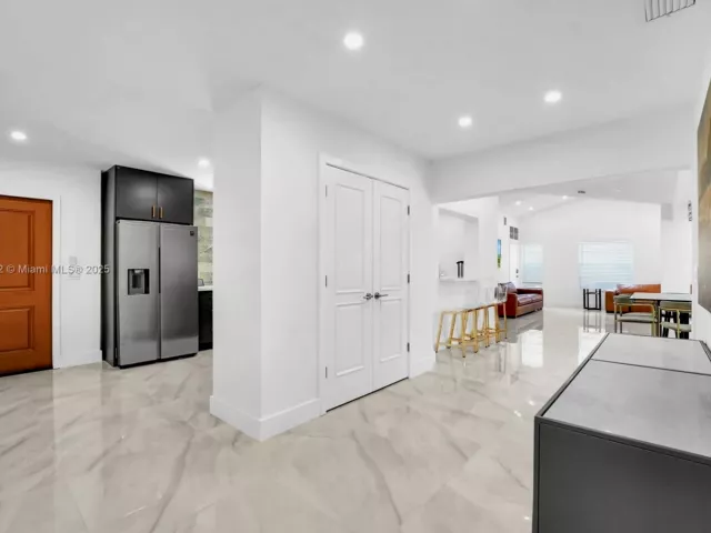 Дом в аренду по адресу 18280 NE 8th Ave . - фото 7446823