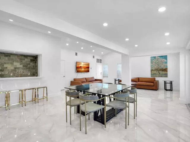 Дом в аренду по адресу 18280 NE 8th Ave . - фото 7446824