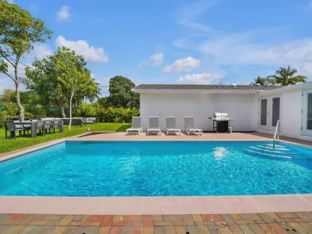 Дом в аренду по адресу 18280 NE 8th Ave . - фото 7446816