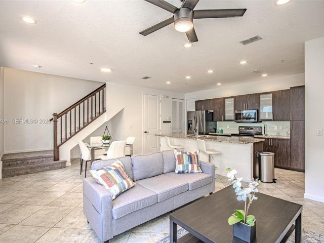 Дом в аренду по адресу 1430 NW 48th Dr - фото 7453350