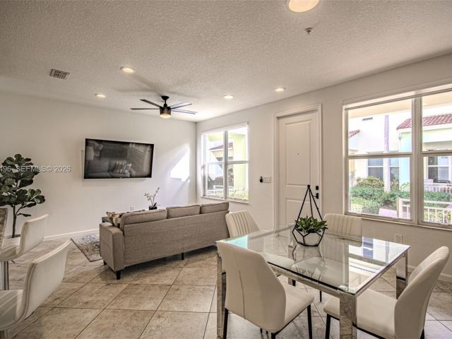 Дом в аренду по адресу 1430 NW 48th Dr - фото 7453352