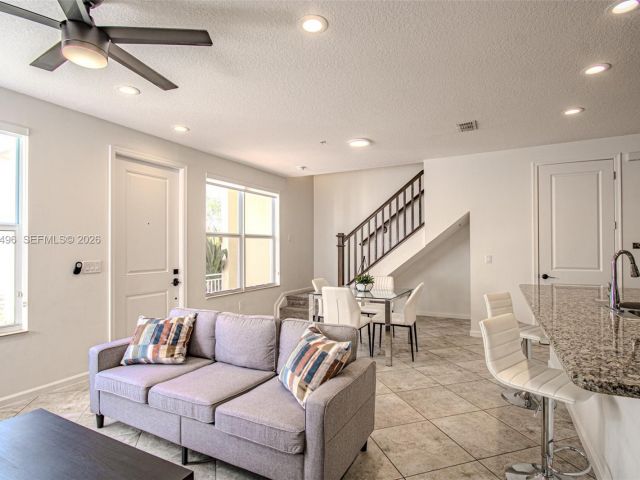 Дом в аренду по адресу 1430 NW 48th Dr - фото 7453353