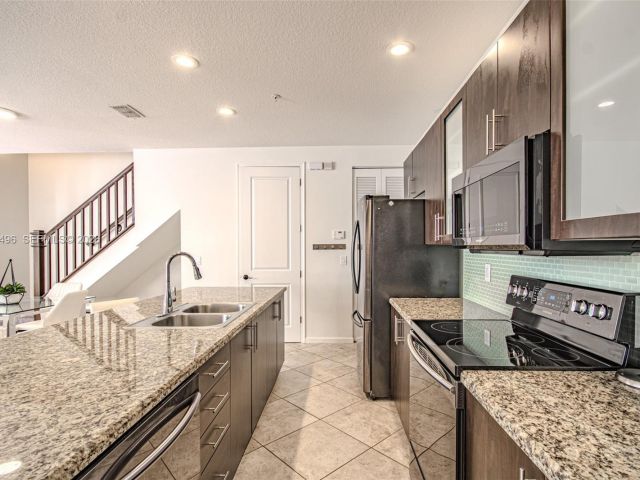 Дом в аренду по адресу 1430 NW 48th Dr - фото 7453354