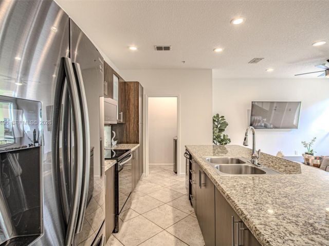 Дом в аренду по адресу 1430 NW 48th Dr - фото 7453355