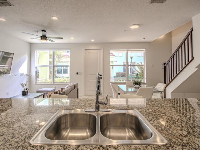 Дом в аренду по адресу 1430 NW 48th Dr - фото 7453358