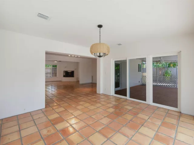 Продажа дома по адресу 1623 NE 20th Street - фото 8908146