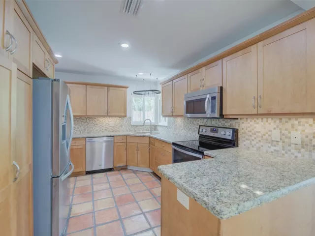 Продажа дома по адресу 1623 NE 20th Street - фото 8908147