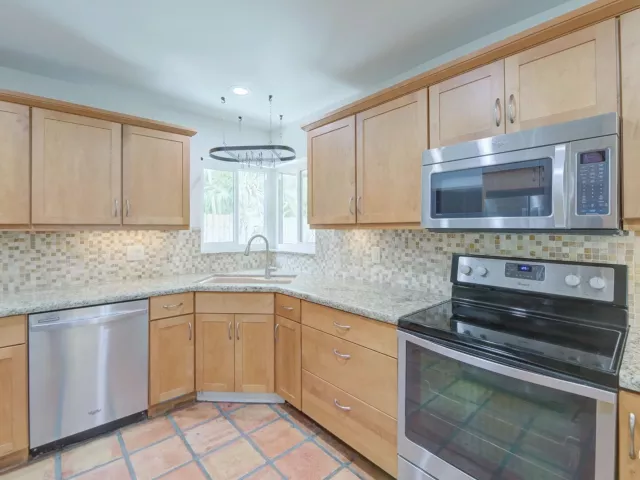 Продажа дома по адресу 1623 NE 20th Street - фото 8908148