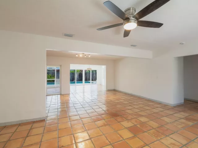 Продажа дома по адресу 1623 NE 20th Street - фото 8908140