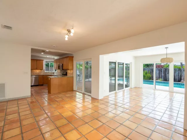 Продажа дома по адресу 1623 NE 20th Street - фото 8908142