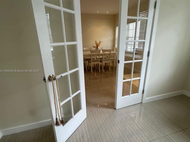 Дом в аренду по адресу 9464 Abbott Ave - фото 6767183